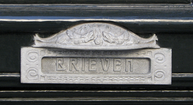 908407 Afbeelding van een liggende metalen brievenbus in de voordeur van het pand Oudekamp 21 te Utrecht, met de tekst ...
